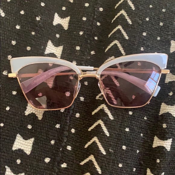 Oliver Peoples sunglasses cat eye shape - Picture 4 of 6